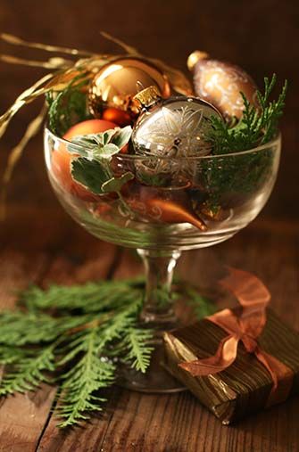 Simple yet elegant Christmas decoration - a compote filled with ornaments and greens :: Holiday decorating tips from the experts - New Hampshire Magazine - December 2016 Holiday Party Centerpieces, Elegant Holiday Party, Glass Bowl Decor, Christmas Vases, Christmas Bowl, Christmas Gift Packaging, Elegant Christmas Decor, Christmas Table Centerpieces, French Rustic