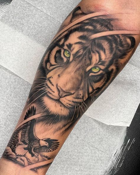 Tiger Stripe Tattoo, Tigres Tattoo, Stripe Tattoo, Medusa Drawing, Indian Feather Tattoos, Band Tattoos For Men, Big Cat Tattoo, Tatuagem Masculina Pequena, Crown Tattoo Design