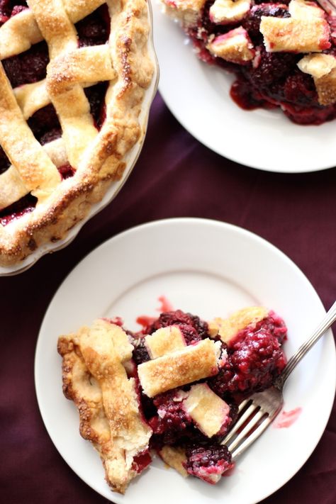 Gluten free blackberry pie Mixed Berry Pie Recipe, Berry Pie Filling, Berry Pie Recipe, Triple Berry Pie, Almond Pie, Mixed Berry Pie, Homemade Cherry Pies, Blackberry Pie, Berry Pie