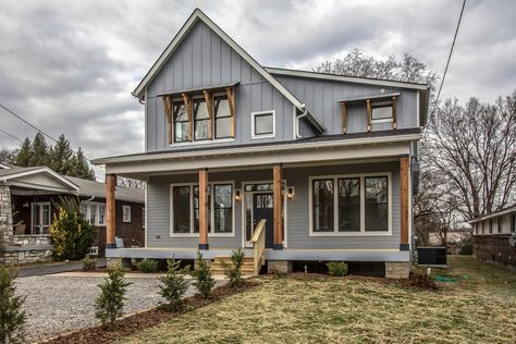 Urban Farmhouse Exterior, Rustic Farmhouse Exterior, Modern Farmhouse Exterior Design, Farmhouse Exterior Colors, Farmhouse Exterior Design, Gray House, Exterior Design Ideas, Urban Farmhouse, Exterior Color Schemes