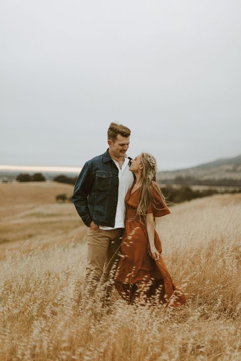 Engagement Photos Maxi Dress, Burnt Orange Couple Outfit, Rust Engagement Pictures, Brown Dress Engagement Photos, Burnt Orange Engagement Photos, Terracotta Engagement Photos, Western Photoshoot Ideas, Boho Photoshoot, Western Photoshoot