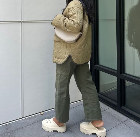 green cargo pants paired with a two toned quilted jacket and cream colored gucci chunky clogs. Gucci Clogs Street Style, Gucci Clog Outfit, Crocs Echo Clogs Outfits Style, Gucci Clogs Outfit Summer, Outfits With Clogs Fall 2022, Croc Echo Clog Outfit, Croc Pollex Clog Outfit, Gucci Clogs, Gucci Clogs Outfit