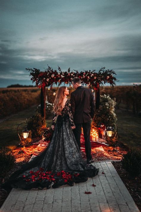 ❦ 𝐄𝖙𝖍𝖊𝖗𝖊𝖆𝖑 𝐕𝖎𝖇𝖊𝖘 ❦ Dark Romantic Wedding, Gothic Wedding Theme, Vampire Wedding, Dark Wedding Theme, Halloween Themed Wedding, Maroon Wedding, Goth Wedding, Dark Wedding, Moody Wedding