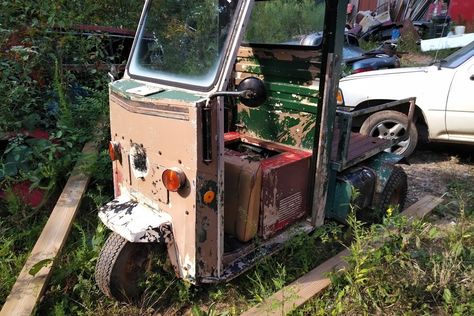 EXCLUSIVE: Cushman Truckster Project #USA #Cushman, #Exclusives, #Oddballs, #Projects - https://barnfinds.com/exclusive-cushman-truckster-project/ Cushman Truckster, Vw Trike, Junk Yard, Barn Finds, Small Cars, Gas Grill, Send Me, Trailer, Cars Trucks