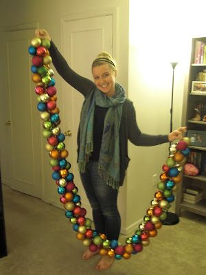 Ornament Garland Diy, Diy Christmas Garland Ideas, Xmas Decorations To Make, Christmas Garland Ideas, Diy Christmas Tree Garland, College Food, How To Make Garland, Garland Ideas, Diy Christmas Garland