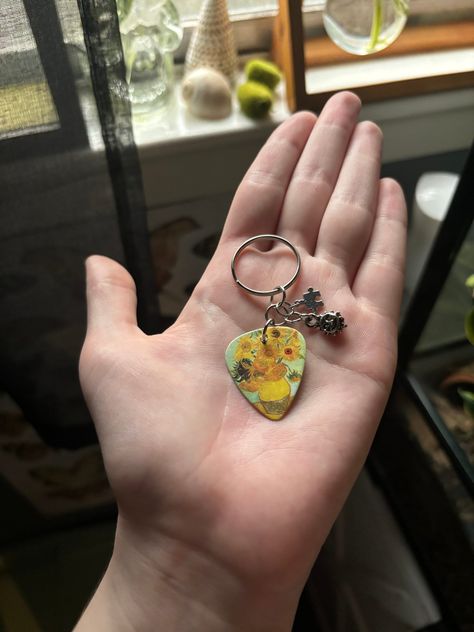 Handmade by me | Real Guitar Pick Keychain | Dangle Charm Keychain Song Keychain Diy, Guitar Accessories Gifts, Diy Guitar Gifts, Gifts For Musicians Boyfriend, Diy Keychain Charms, Regalos Aesthetic, Guitar Picks Crafts, Keychain Art, Guitar Keychain