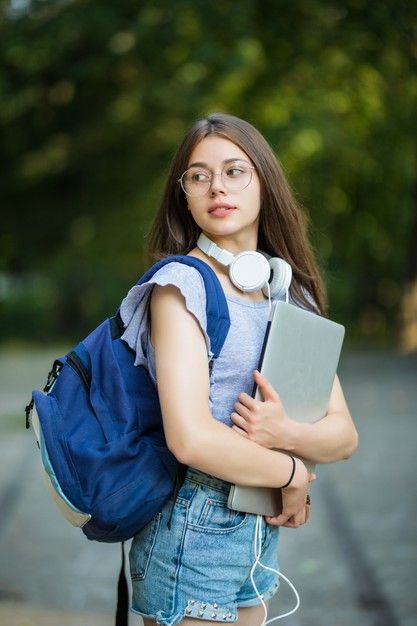 Student Images, Student Picture, Education Poster Design, Student Photo, Mode Tips, Student Girl, Boy Photography Poses, Green Park, Boy Photography