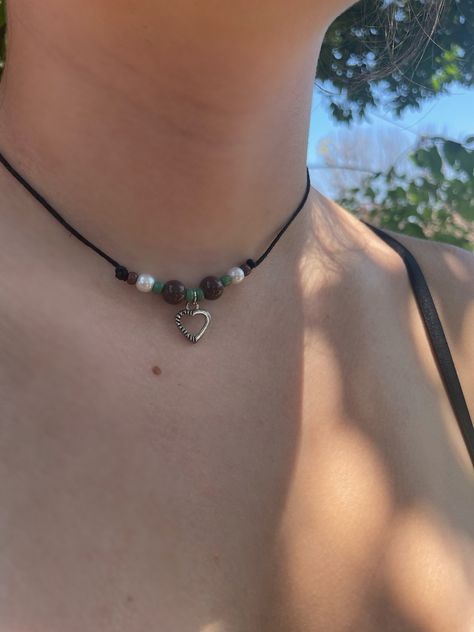 Hippie Necklace Layering, Hippie Choker Necklace, Choker Aesthetic, Indie Necklace, Short Beaded Necklace, Green Choker, Green Charms, Diy Collier, Boho Jewellery