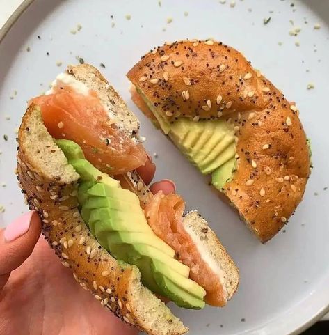 Cream Cheese Smoked Salmon, Cream Cheese Smoked, Bagel With Cream Cheese, Pasti Sani, Salmon Avocado, Healthy Food Dishes, Läcker Mat, Healthy Food Motivation, Healthy Lifestyle Food