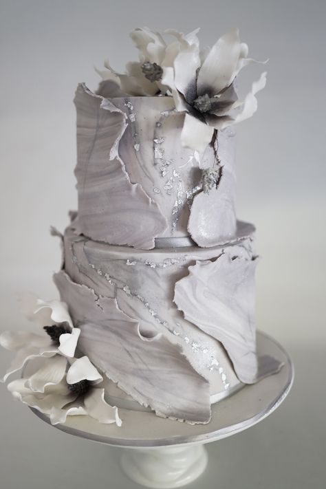 Grey Cake Ideas, Grey Wedding Cake, Gray Wedding Cake, Different Wedding Cakes, Extravagant Wedding Cakes, Birthday Balloons Pictures, Cupcake Stand Wedding, Backyard Celebration, 18th Cake