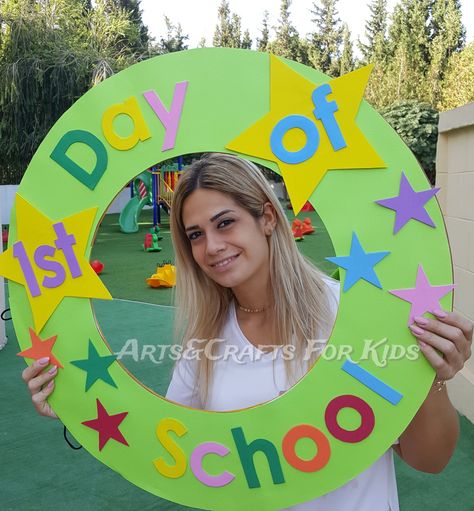 First day of school. Stars. School Photo Frame Ideas, Back To School Photo Frame, Preschool First Day Of School, Photo Frame Ideas, School Photo Frames, Preschool First Day, First Day Of School Pictures, School Art Activities, School Board Decoration