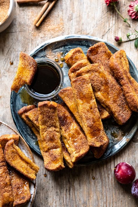 Cinnamon Sugar French Toast Sticks | halfbakedharvest.com @frenchtoast #easyrecipes #breakfast #cinnamonsugar Cinnamon Sugar French Toast, Roti Panggang, French Toast Sticks, Favorite Recipes Dinner, Läcker Mat, Half Baked Harvest, Deilig Mat, Cinnamon Sugar, Oven Baked