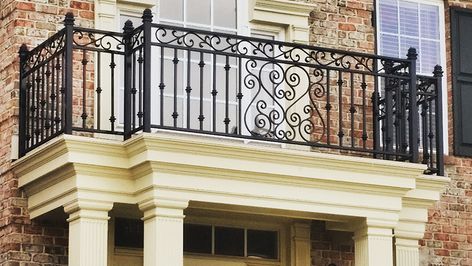 Reling Design, Iron Railings Outdoor, Pagar Modern, Iron Balcony Railing, Design Balcony, Grill Designs, Townhouse Exterior, Balcony Grill, Modern Balcony