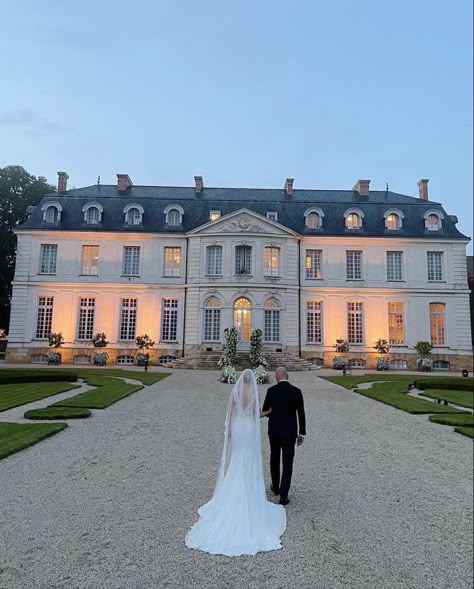 French Chateau Wedding, Old Hollywood Wedding, Hollywood Wedding, Dream Wedding Venues, Wedding Money, Chateau Wedding, Future Wedding Plans, Classy Wedding, Mansion Wedding