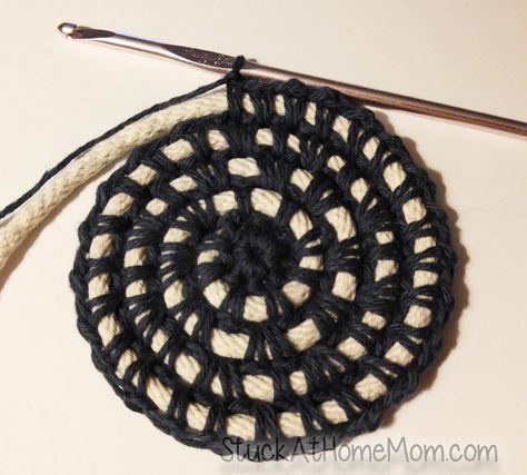 HOW TO Crochet a Rope Basket - an Actual Tutorial with Pictures in English How To Crochet Around Rope, Crochet Coiled Rope Basket, Crochet With Rope Ideas, Crochet Over Cord Basket, Crochet Coiled Basket Tutorial, Coil Crochet Basket, Macrame Cord Basket, Crochet Twine Basket, Crocheted Rope Basket