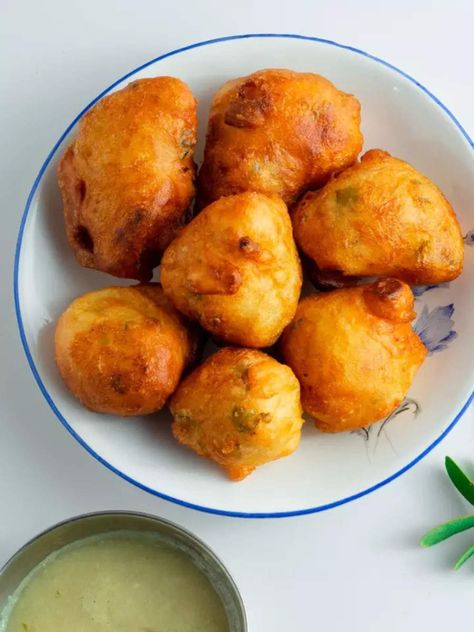 Mysore Bonda Recipe, Mysore Bonda, Bonda Recipe, South Indian Snacks, Chef Ideas, Coconut Chutney, Food Log, Green Chilli, Indian Snacks