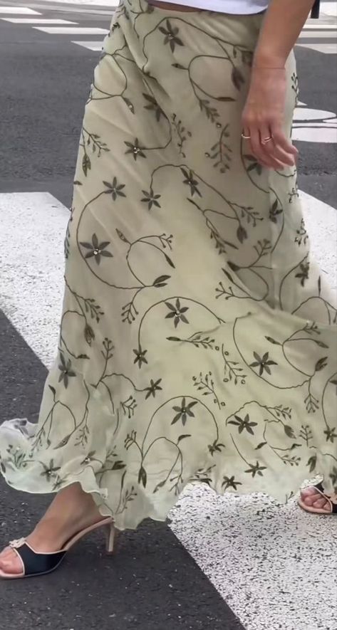 Spring 2024 Fashion Trends Women, Bodycon Long Skirt, Estilo Hippie, School Looks, Hozier, Floral Midi Skirt, Summer Fashion Trends, Baggy Pants, Trends 2024