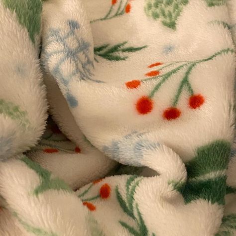 Winter Blanket Aesthetic, Blanket Astethic, Cozy Blanket Aesthetic Night, Cute Aesthetic Blankets, Throw Blankets Aesthetic, Comfy Christmas Aesthetic, Cozy Blankets Aesthetic, Comfy Blankets Aesthetic, Christmas Blankets Aesthetic