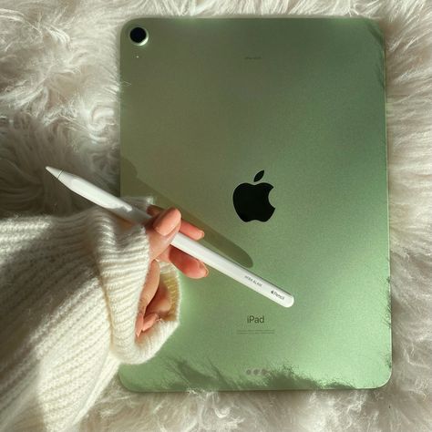 Plus apple pen :) Apple Pen And Ipad, Pen Tablet Aesthetic, Ipad And Apple Pen, Apple Ipad With Pen, I Pad With Pen, Apple Technology Aesthetic, Apple Pen Aesthetic, Nootbook Apple, Ipad Air 4 Green