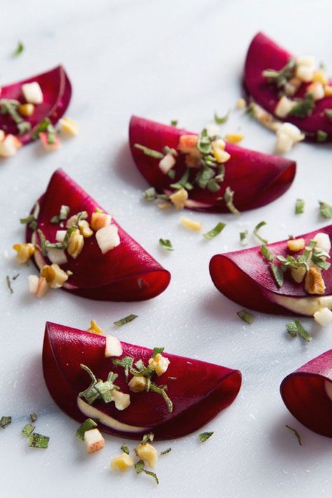 Red Wine and Raw Beet Ravioli with Cashew Cheese Hummus Bites, Beet Ravioli, Vegan Cashew Cheese, Raw Beets, Fest Temaer, Cashew Cheese, Food Snacks, Party Food Appetizers, Raw Food