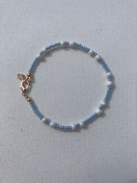 White And Blue Beaded Bracelet, Blue And White Beads Bracelet, Small Glass Beads Jewelry, Light Blue Beaded Bracelets, Bracelet Ideas With Small Beads, Blue And White Beaded Bracelet, Simple Beaded Bracelets Ideas, Anklet Designs Beads, Sea Bead Bracelets