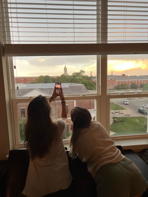 sunset pics with roomates best friends apartment Moving In With Your Best Friend, Bestie Apartment Goals, Living With Best Friend Aesthetic, Best Friend Apartment, Living With Best Friend Apartment, House With Friends, Friends Apartment, Vision Bored, Apartment Vibes