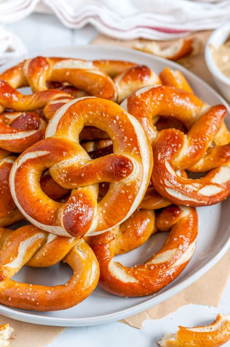 Soft Pretzel Recipe, Baking Soda Bath, Homemade Soft Pretzels, Recipe Baking, Pretzels Recipe, Coarse Salt, Baking Bread, Soft Pretzels, Copycat Recipe