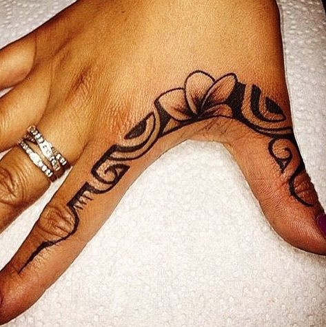 Maori Tattoo Frau, Borneo Tattoos, Polynesian Tattoos Women, Tattoos Hand, Finger Tattoo For Women, Hand Tattoos For Girls, Hand And Finger Tattoos, Pretty Hand Tattoos, Tasteful Tattoos