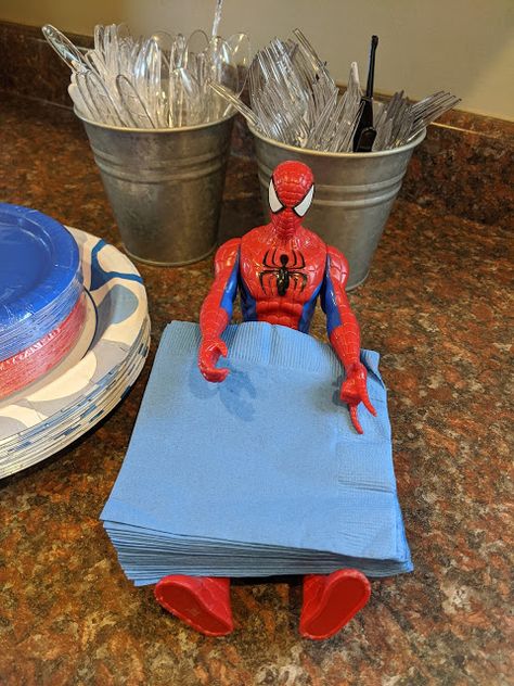 Spiderman action figure napkin holder Spiderman Birthday Party Food, Fête Spider Man, Spidey Birthday, Spiderman Birthday Party Decorations, 4de Verjaardag, Diy Party Ideas, Spiderman Birthday Cake, Marvel Birthday Party, Fest Temaer