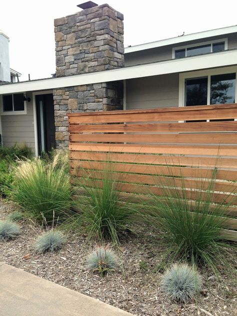 Wood Fence Design, Modern Front Yard, Front Yard Fence, Modern Landscape Design, Modern Fence, Casa Exterior, Fence Ideas, Privacy Fence, Yard Design