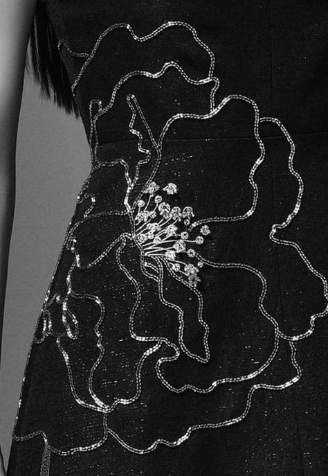 Tambour Beading, Embroidery Fashion Detail, Hand Beaded Embroidery, Motifs Perler, Beadwork Embroidery, Fabric Embellishment, Bead Embroidery Tutorial, Couture Embroidery, Handmade Embroidery Designs