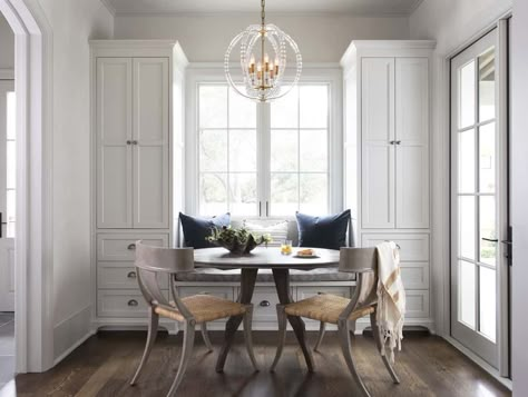 Elegant breakfast room - Trendir Modern Breakfast Nook Ideas, Breakfast Nook Seating, Built In Breakfast Nook, Kitchen Corners, Modern Breakfast Nook, Become A Morning Person, Country Breakfast, Breakfast Nook Ideas, Kitchen Banquette