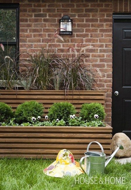 Increase your curb appeal with these landscaping DIY projects! These 5 front yard landscaping ideas are perfect for beginners and can be done in a weekend. tipsaholic.com #yard #curbappeal #DIY Small Front Yards, Grass Design, Front Yards Curb Appeal, Diy Curb Appeal, Tiered Planter, Raised Flower Beds, Modern Front Yard, Small Front Yard Landscaping, Cedar Planters