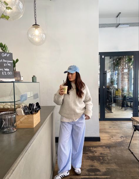 Copenhagen Style Trousers, Blue Stripped Pants Outfit Women, Pyjama Trousers Street Style, Pyjama Style Trousers Outfit, Grey And White Striped Pants Outfit, Styling Pinstripe Pants, Pijamas Pants Outfit, Pinstripe Trousers Outfit Aesthetic, Scandi Pants Outfit