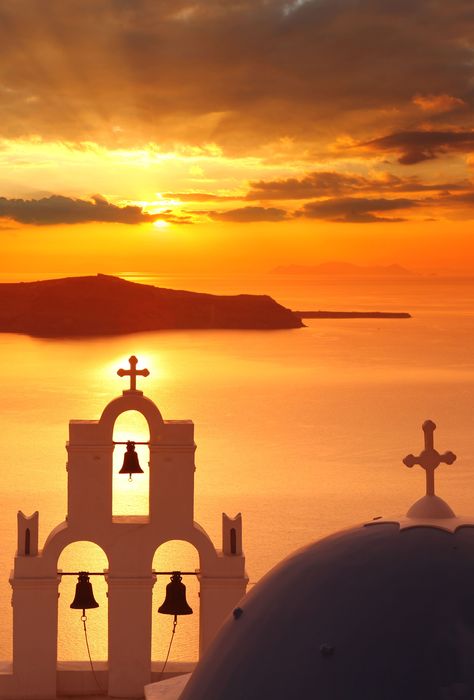 Amazing Santorini sunset  - The real best things to do in Santorini Grecia Santorini, Things To Do In Santorini, Thasos, Santorini Sunset, Fotografi Urban, Greek Isles, Mykonos Greece, Greece Islands, Visiting Greece