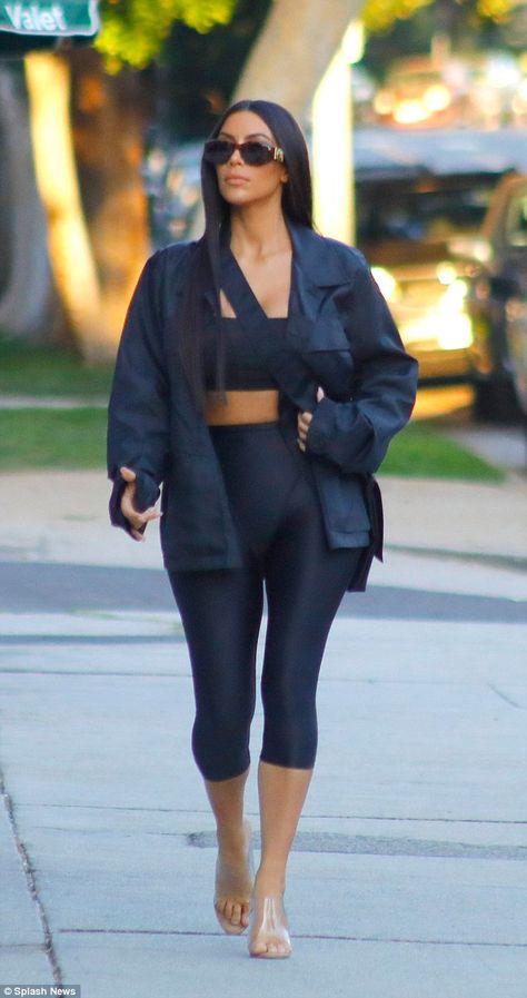 Kim K Athleisure Outfits, Kim Kardashian Leggings Outfits, Kim Kardashian Best Looks, Kim Kardashian Daily Mail, Cropped Leggings Outfit, Kim Kardashian Leggings, Estilo Kim Kardashian, Estilo Kylie Jenner, Leggings And Heels