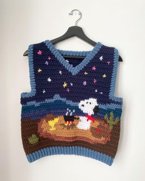 Stuffed Animal Sweater Crochet, Knitted Sweater Vest Patterns, Tapestry Crochet Jumper, Crochet Sweater Vests, Crochet Tapestry Clothes, Crochet Graphic Sweater, Crochet Projects For Men, Crochet Snoopy, Vest Ideas