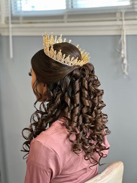 Quinceanera Hairstyles All Down, Xv Hairstyles, Quinceanera Hairstyle, Sweet 16 Hairstyles, Quinceanera Makeup, Down Hairstyles For Long Hair, Braided Crown, Quince Hairstyles With Crown, Romantic Curls