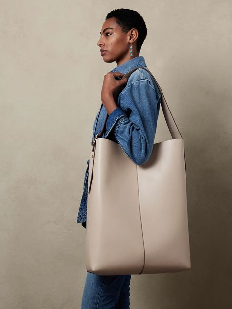 Discover great products at the best prices at Dealmoon. Banana Republic Oversized Vida Bag. Price:$319.99 at Banana Republic Bag Photoshoot, Bags Aesthetic, Working Woman, Leather Working, Aesthetic Girl, Antique Gold, Coupon Codes, Bucket Bag, Banana Republic