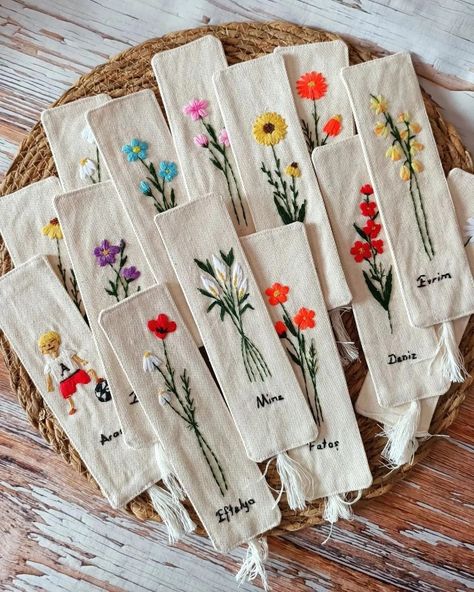 Embroidery.Вышивка.Handmade | @idea_time1 | Instagram Embroidery Bookmark, Clothes Embroidery Diy, Embroidery Hoop Wall Art, Diy Embroidery Designs, Embroidery Book, Hand Work Embroidery, Hand Embroidery Projects, Embroidered Gifts, Hand Embroidery Flowers