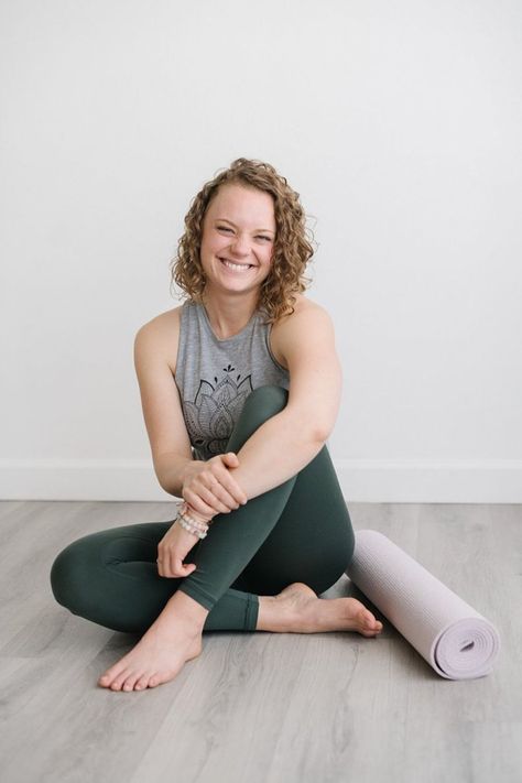 I am obsessed with these branding photos for Registered Yoga Teacher, Reiki Practitioner, and Breathwork, Meditation & Mindset Coach Dakotah! We had a unique set up for this session as she taught two live classes at my studio, White Space, while I was shooting, and it was amazing. I got to see and capture Dakotah in her element while she taught both beginner and advanced flow classes. Check out the full personal branding photoshoot and get brand photo inspiration for yourself on the blog! Yoga Photoshoot Ideas, Floor Yoga, Fitness Branding, Yoga Poses Photography, Yoga Photoshoot, Strength Yoga, Yoga Poses For 2, Yoga Inspo, Yoga Branding