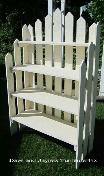 Picket Fence Wall Decor Diy, Picket Fence Shelf, Reuse Old Fence Pickets, Fence Shelves, Pallet Picket Fence, Picket Fence Crafts, Dekoratívne Vence, Pallet Crafts, Wood Pallet Projects