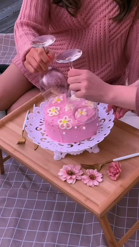 Wine Glass Cake, Picnic Cake, Daisy Cake, Aesthetic Picnic, Daisy Cakes, Cake Aesthetic, Korean Cake, Friends Cake, Picnic Aesthetic