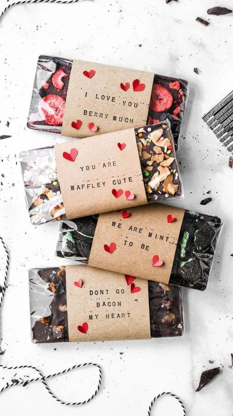 perfect homemade valentine's day gift! #homemadechocolatebars #DIYvalentinesdaygifts #valentinesday Diy Chocolate Bars, Resep Oatmeal, Joululahjat Diy, Minuman Starbucks, Chocolate San Valentin, Chocolate Bars Gift, Saint Valentin Diy, Homemade Chocolate Bars, Valentines Bricolage