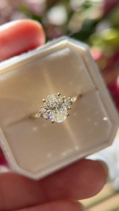 hellolovelyliving-lifestyle-wedding-engagement-ring-bride-diamond-proposal Pretty Engagement Rings, Dream Wedding Ring, Cute Engagement Rings, Future Engagement Rings, Engagement Inspo, Hello Lovely, Dream Engagement, Dream Engagement Rings, Beautiful Engagement Rings