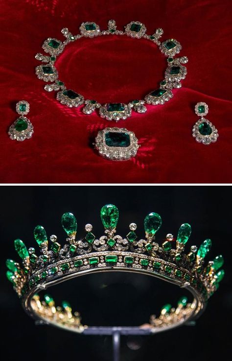 Queen Victoria's emerald and diamond parure, circa 1845. The diadem was designed by Prince Albert for Queen Victoria and created to complement a necklace set with nine oval emerald clusters, each within a border of cushion-shaped diamonds. The accompanying earrings and an impressive 20ct emerald and diamond brooch, both of which were also gifts from Albert. Queen Victoria Emerald Tiara, Queen Victoria Jewellery, Queen Victoria Crown, Diamond Parure, Halo Jewelry, Blurry Aesthetic, State Dinner, Royal Crown Jewels, Royal Crowns