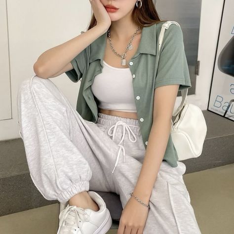 Beach Outfit Tomboy, Summer Korean Outfits Street Styles, Korean Casual Outfits Summer, Summer Korean Outfits, Korean Fashion Summer Street Styles, Korean Fashion Summer Casual, Jeans Pumps, Korean Summer Outfits, College Outfits Summer