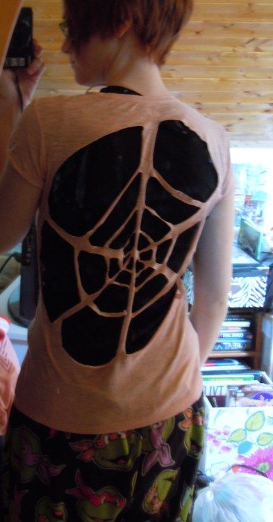 Cut spiderweb shape into back of tshirt. I like it. Wonder if it has to be a non-stretchy shirt to work? Diy Shirt Pattern, Halloween Cut Outs, Ripped Tee, Cutout Shirts, Backless Shirt, Tie Shirt, Fits Clothes, Diy Clothing, Halloween Spider