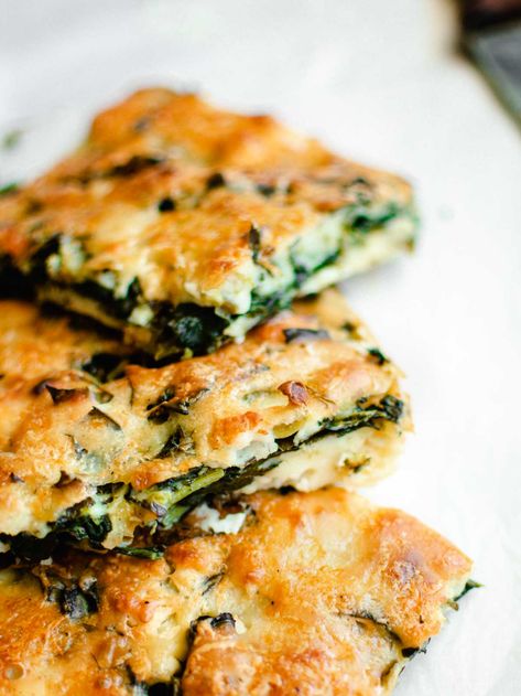 Crustless Spinach Pie With Feta Cheese - Real Greek Recipes Crustless Spinach Pie, Feta Rolls, Vegetarian Greek Recipes, Spinach Feta Quiche, Dimitras Dishes, Feta Quiche, Mediterranean Appetizers, Greek Diet, Healthy Pies