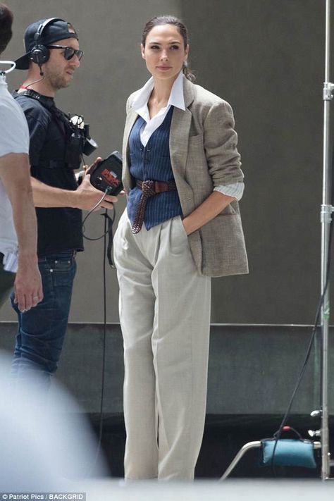 Ww84 Outfits, Working Woman Outfit, Gal Gadot Outfits, Women Suit Outfits, Winter Vest Outfits, Gal Gadot Style, Wonder Woman Outfit, Vest Outfits For Women, Sopot